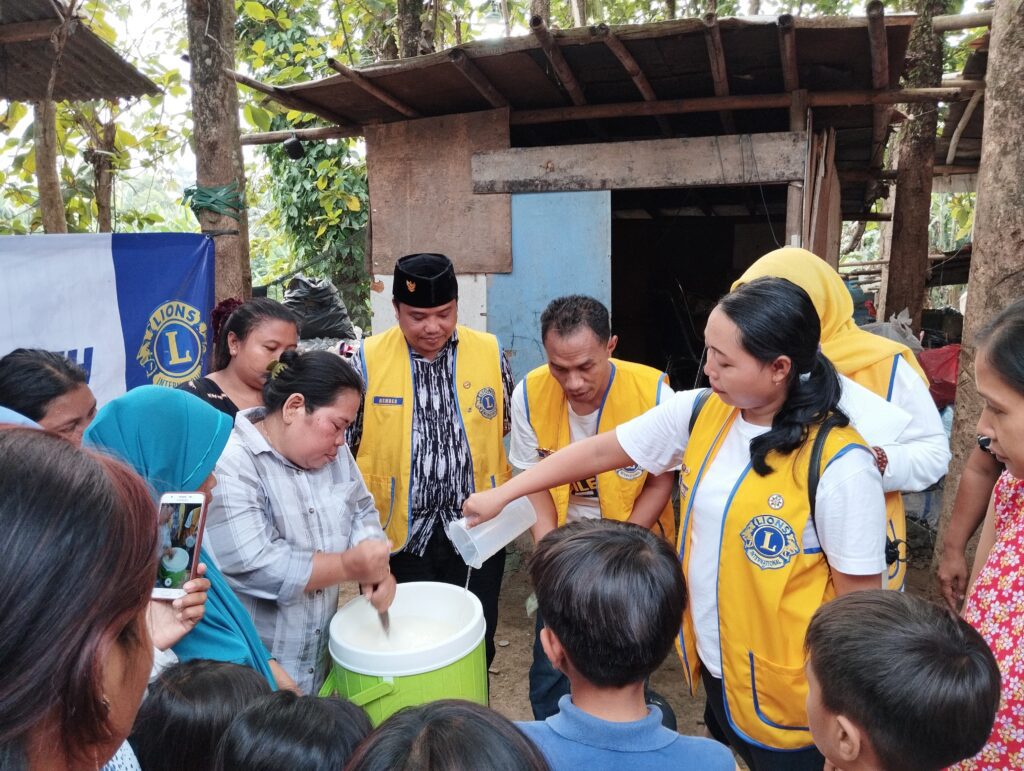 Tangsel.jurnalkota.com.Berbagi memang tidak akan membuat kita kekurangan. Hal inilah yang dibawa oleh Lions Club Indonesia yang sudah melayani masyarakat selama 54 tahun